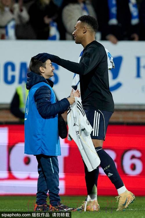 姆巴佩乘私人飞机抵达沙特 渴望出战西超杯决赛 姆巴佩乘私人飞机抵达沙特 渴望出战西超杯决赛